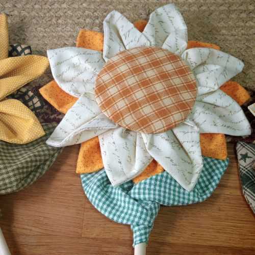 14" Cream Homespun Primitive Fabric Sunflower - The Homespun Loft