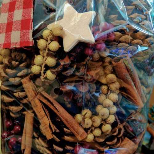 Gingerbread Lane Scented Cones and Berries - The Homespun Loft